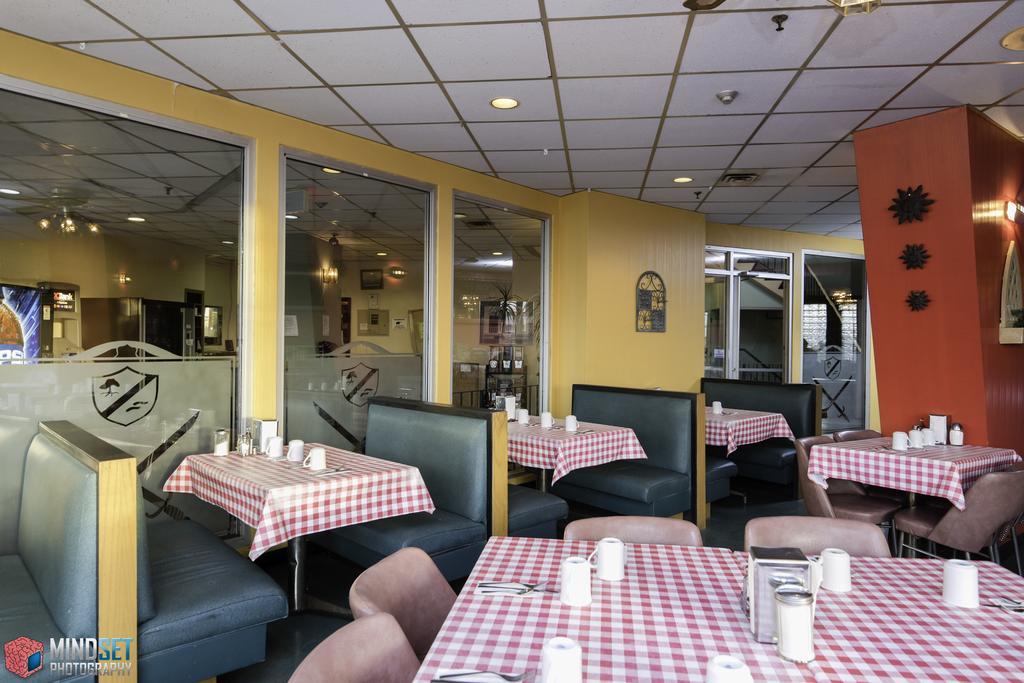The Cavalier Inn Уинипег Екстериор снимка